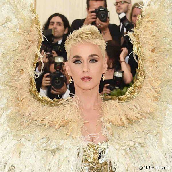 Make Katy Perry Met Gala 2018: smokey eye marrom e lábios com acabamento cremoso foram destacados no look (Foto: Getty Images)